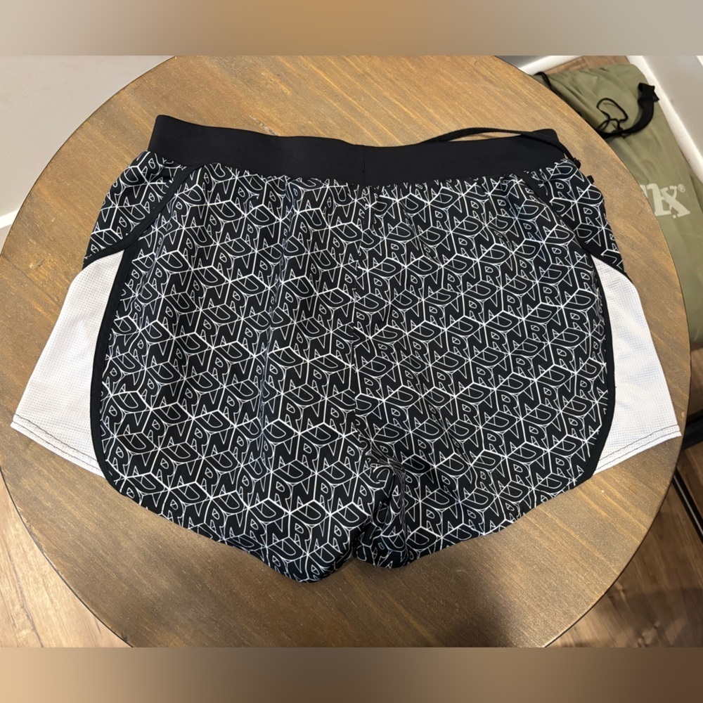 Under Armour Unlined Running Shorts Size Medium - Picture 3 of 3